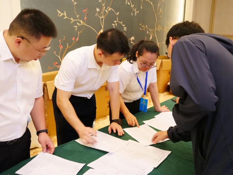 参加县第十六次党代会的代表们陆续报到